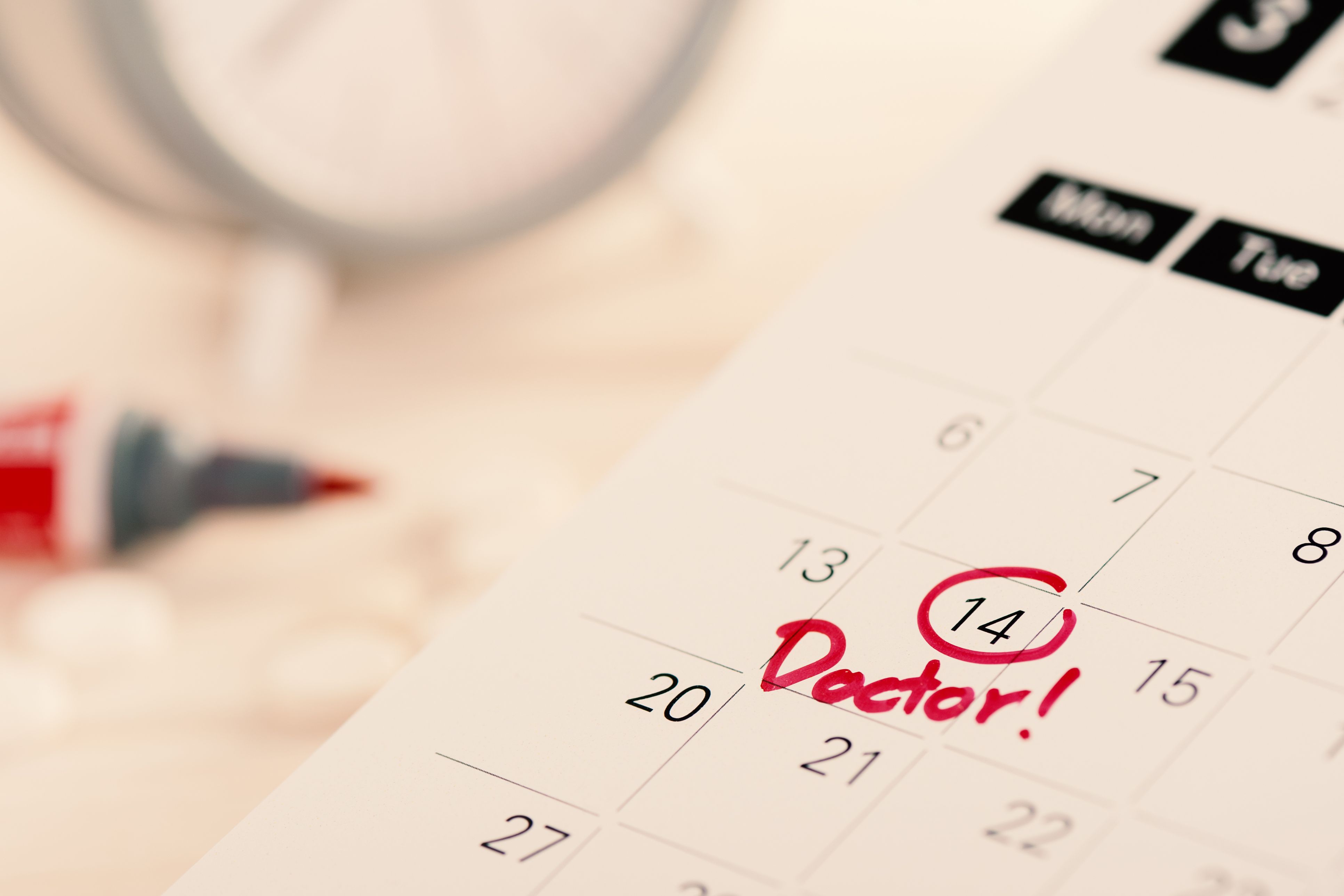 Nahaufnahme eines Terminkalenders, in dem ein Arzttermin für den 14. des Monats rot markiert ist ©Nor Gal/Shutterstock.com