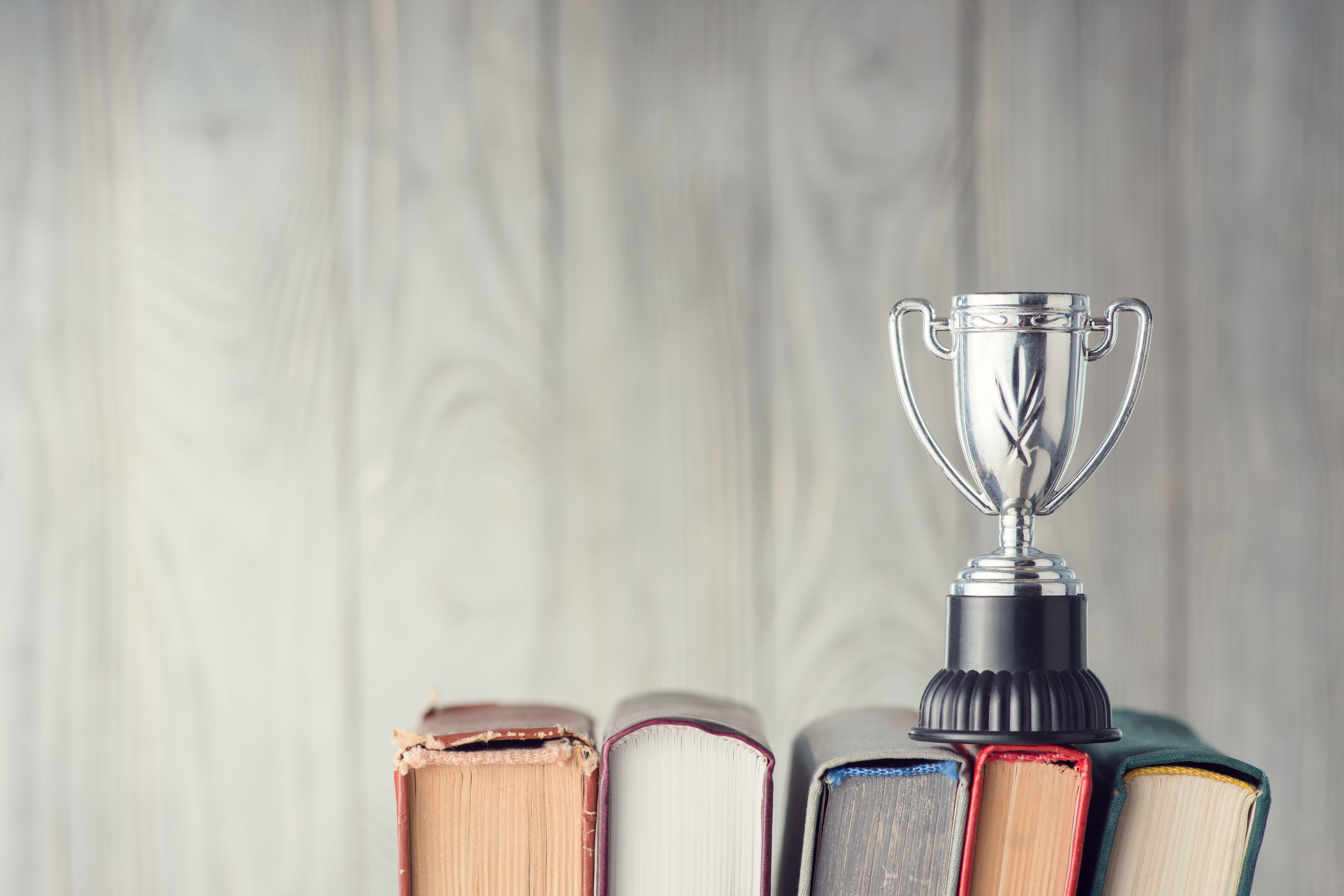 Preis/Pokal auf Büchern ©Oleg Krugliak/shutterstock.com