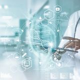 Ein Arzt berührt eine elektronische Patientenakte auf einem Tablet. Holografisch schweben über dem Tablet unter anderen eine DNA-Doppelhelix, Formeln von Molekülen, ein Hirnscan und weitere Icons, die das digitales Gesundheitswesen und moderne Medizintechnik symbolisieren sollen. ©PopTika/Shutterstock.com