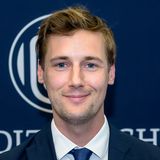 Foto des Krebsforschers Maximilian Marhold in blauen Anzug und mit blauer Krawatte ©MedUni Wien