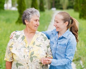 Junge Frau hilft älterer Frau beim Spazierengehen ©Bencemor/Shutterstock.com