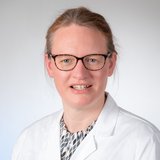 Porträt einer Ärztin mit Brille im weißen Kittel, vor hellem Hintergrund. ©Foto Andraschek, Horn