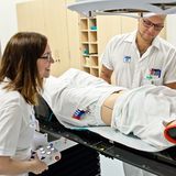 Klinisch praktischen Jahr (KPJ) am CCC, drei KPJler üben die korrekte Durchführung einer Strahlentherapie ©Marvin Schmidt 