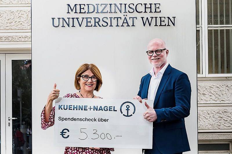 Franz Braunsberger, General Manager von der Firma Kühne+Nagel Österreich, überreicht Professorin Maria Sibilia, Leiterin des Krebsforschungszentrums der MedUni Wien, einen Spendenscheck in Höhe von 5300€ 