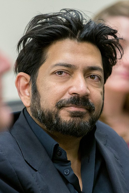 Porträtfoto des Buchautors Siddhartha Mukherjee ©Moody College of Communication from Austin, USA, CC BY-SA 2.0 <https://creativecommons.org/licenses/by-sa/2.0>, via Wikimedia Commons
